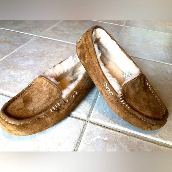 UGG women’s slippers sz 6 Gently used, cleaned! Sheepskin/suede - Picture 2 of 6